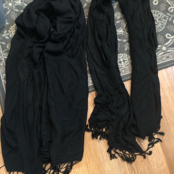 Slouchy hat, lot scarfs, and slipper socks - Picture 5 of 5